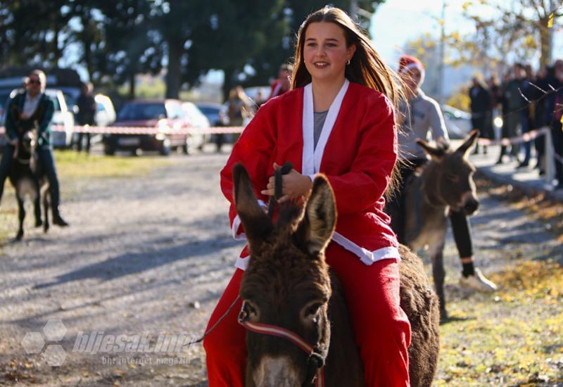 Božićna utrka magaraca u Čapljini - VIDEO | Jozo Šimović i Eustahije treću godinu zaredom pobjednici utrke magaraca 